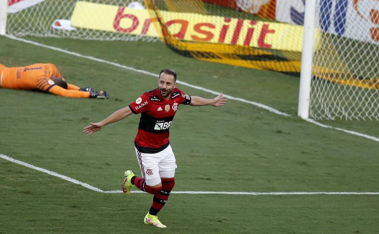 Flamengo vence e encosta no G4