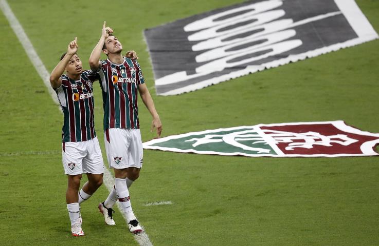 Fluminense derrota o São Paulo e cola no G6