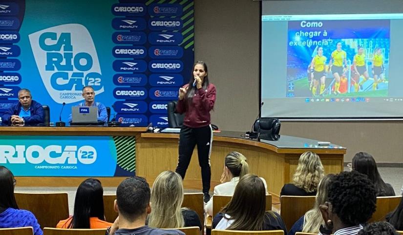 Rejane Caetano apresenta palestra na EAFERJ