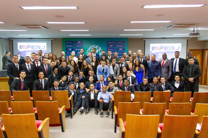 Formandos das Turmas 2020 e 2021 da EAFERJ são diplomados