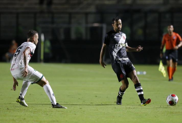 Vasco vence mais uma e fica na liderança