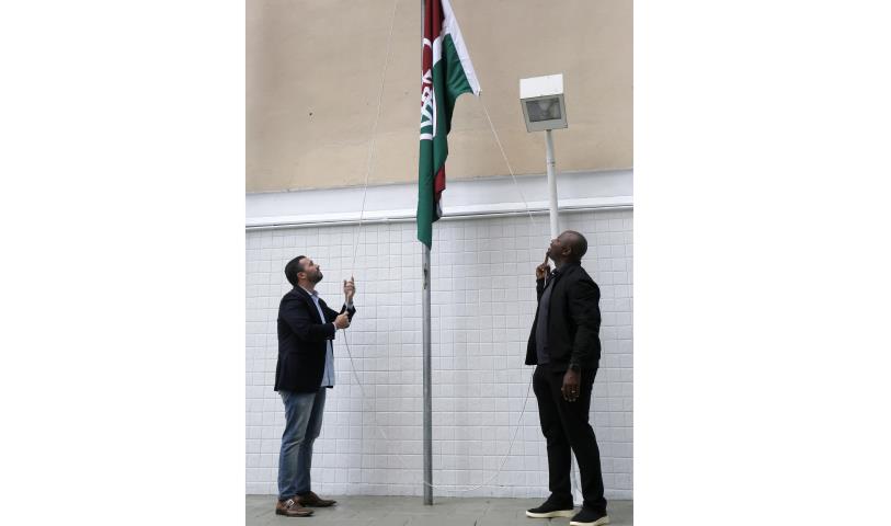 Bandeira tricolor é hasteada na sede da FERJ