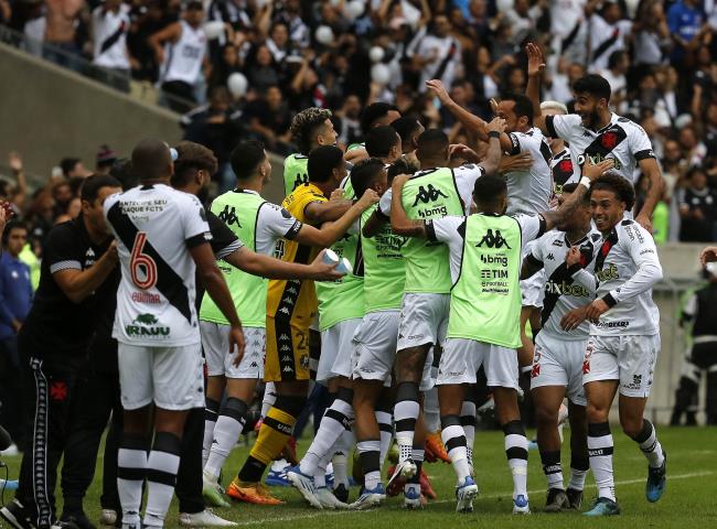 Com Maraca lotado, Vasco bate o líder da Série B