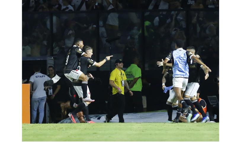 Vasco engata 3ª vitória seguida e sobe na tabela