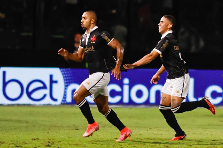 Gigante vence e sai do Z4