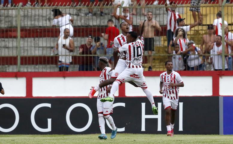 Bangu bate o Madureira e segue na briga pela vaga