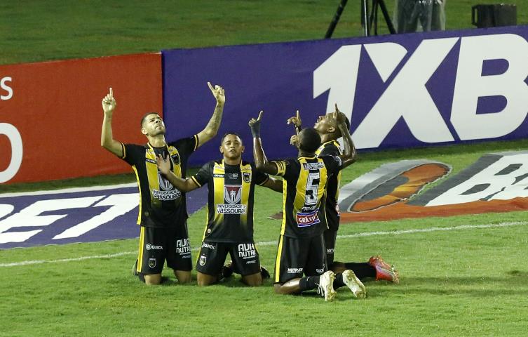 Voltaço bate o Flu e fica em vantagem na semifinal