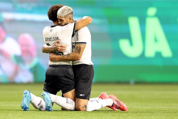 Botafogo vence "final antecipada" e retoma a ponta do Brasileirão
