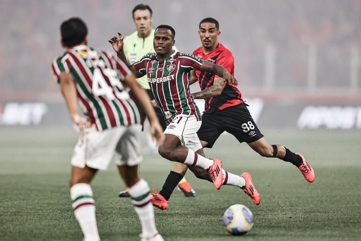 Fluminense arranca empate em Curitiba e segue fora do Z4