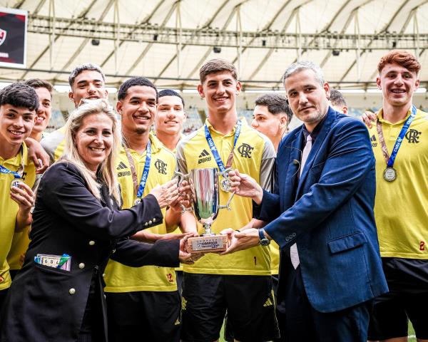 Flamengo recebe a taça da Recopa Carioca Sub-17