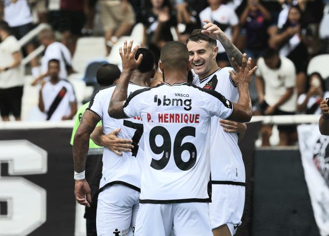 Vasco goleia o Botafogo e volta ao G4