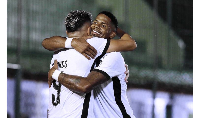 Botafogo goleia e põe a mão no bi da Taça Rio