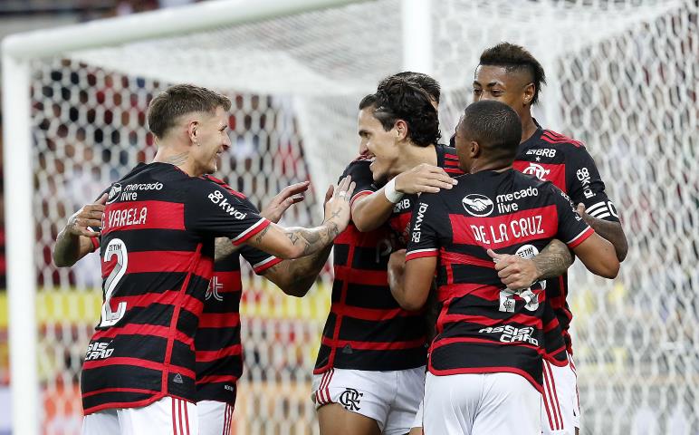 Fla vence e assume a liderança do Brasileirão