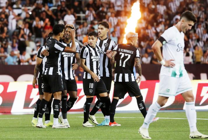 Botafogo goleia e entra no G4 do Brasileirão