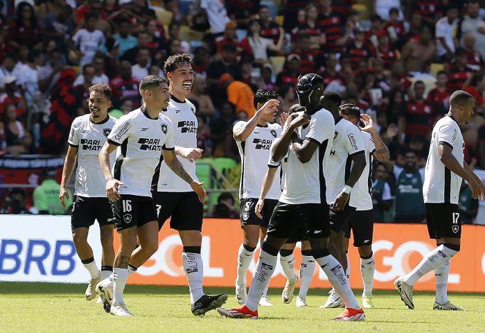 Vitória leva Glorioso para a liderança do Brasileirão