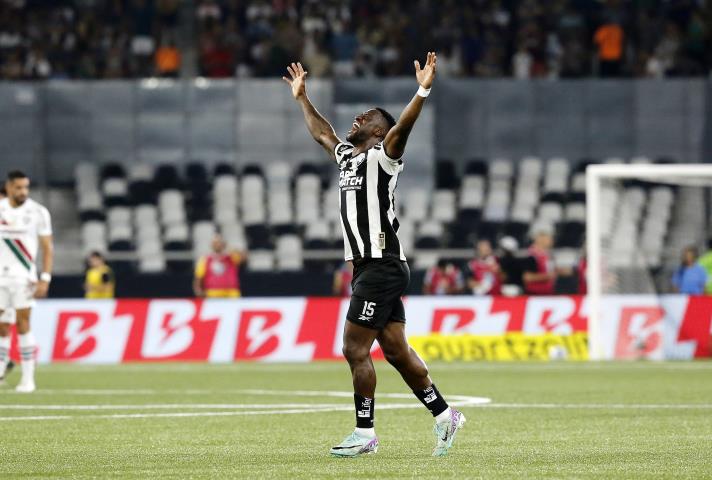 Botafogo ganha clássico e pula para a liderança