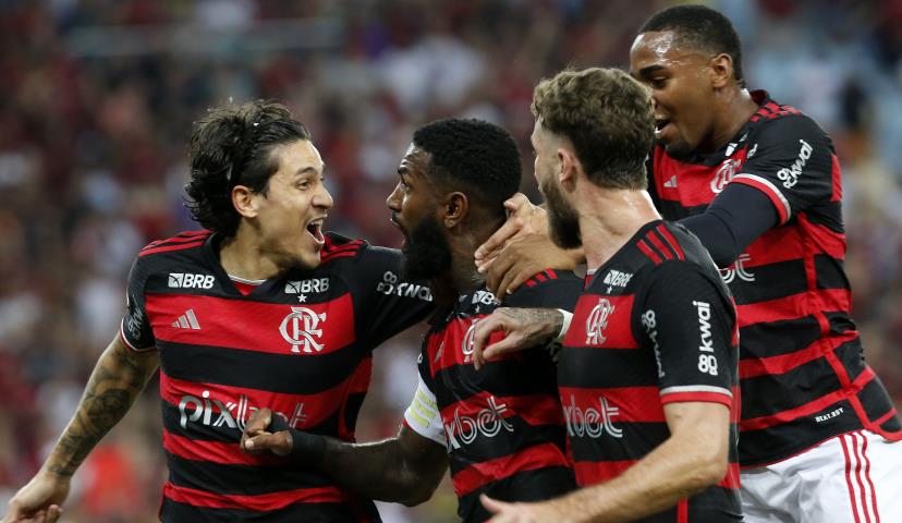 Fla marca nos acréscimos e retoma a liderança do Brasileiro