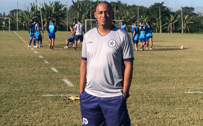 Resende apresenta seu novo treinador