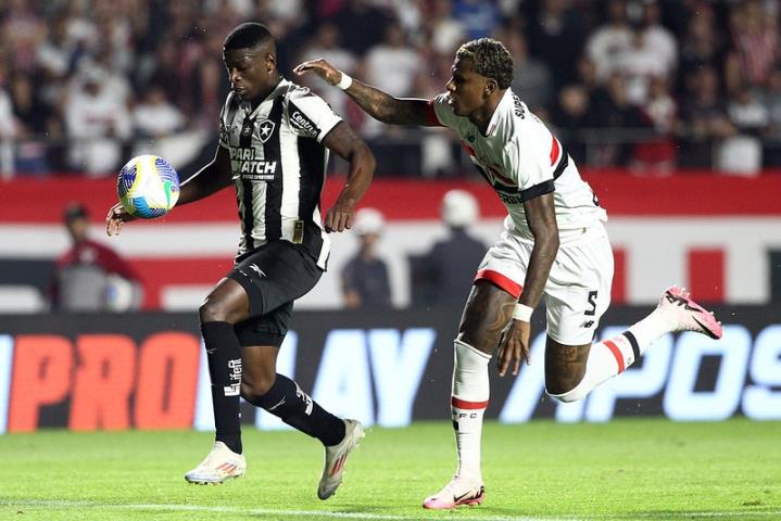 Empate mantém o Botafogo na liderança