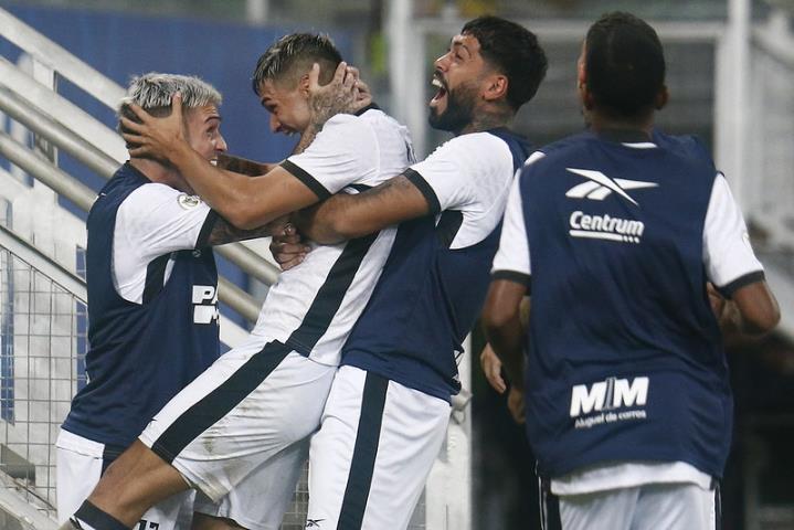 Botafogo vence e segue na busca da ponta do Brasileirão