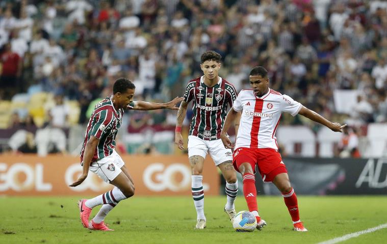 Flu empata na estreia de Mano Menezes