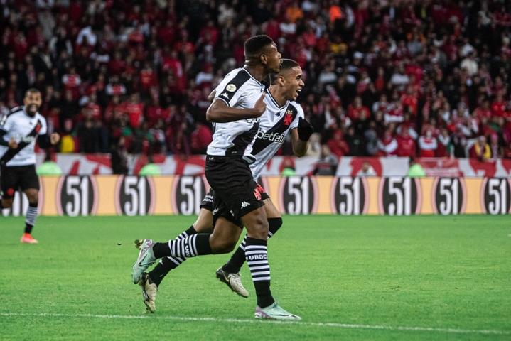 Vasco vence no Sul e segue subindo no Brasileirão