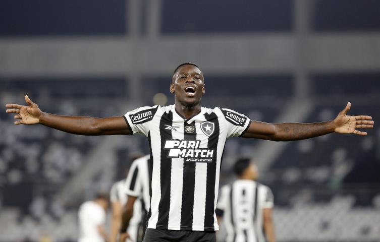 Botafogo goleia o Galo e cola na liderança