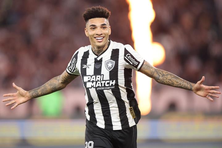 Igor Jesus brilha e Botafogo reassume a ponta do Brasileirão