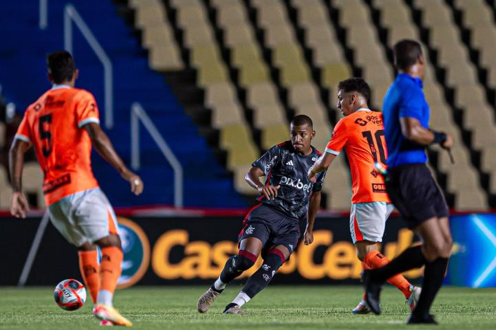 Triunfo faz Nova Iguaçu encostar na liderança da Taça GB