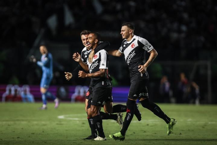 Vasco tira a invencibilidade do Maricá e cola na liderança