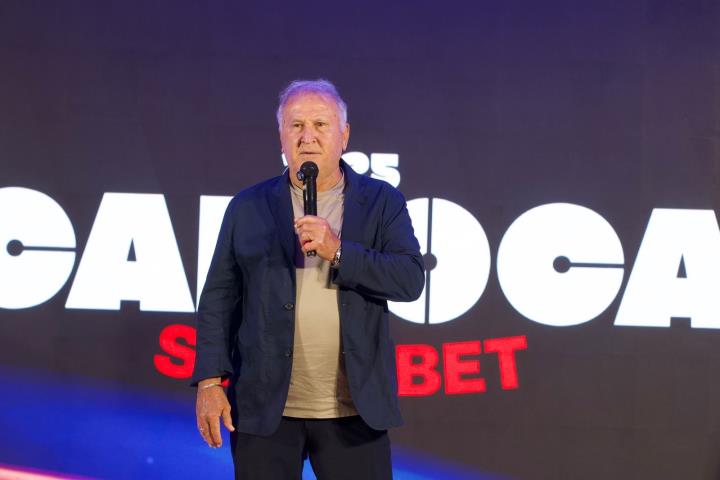 Cariocão Superbet: Zico batiza a taça e Garotinho assina medalha