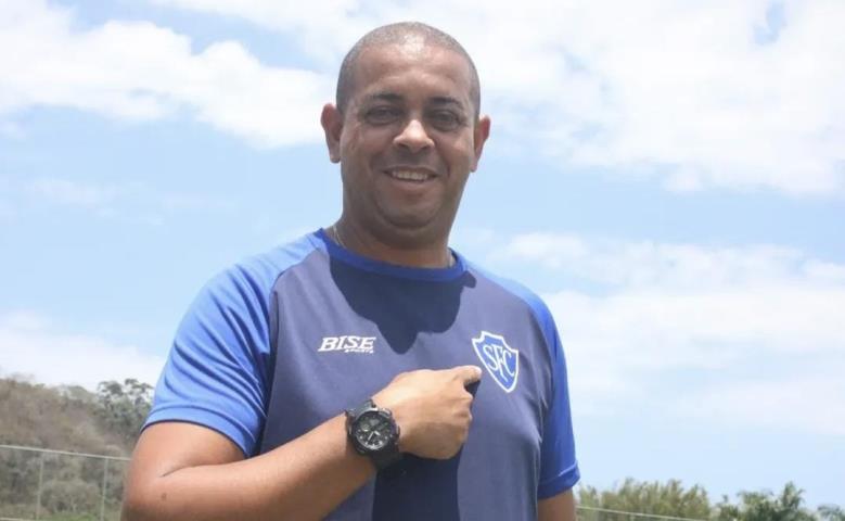 Serrano apresenta o técnico Silvestre dos Anjos