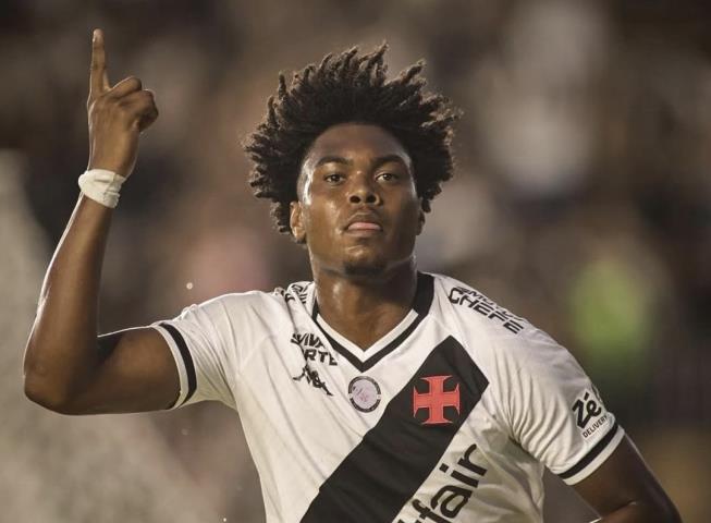 Gol nos acréscimos decreta triunfo do Vasco em jogo emocionante