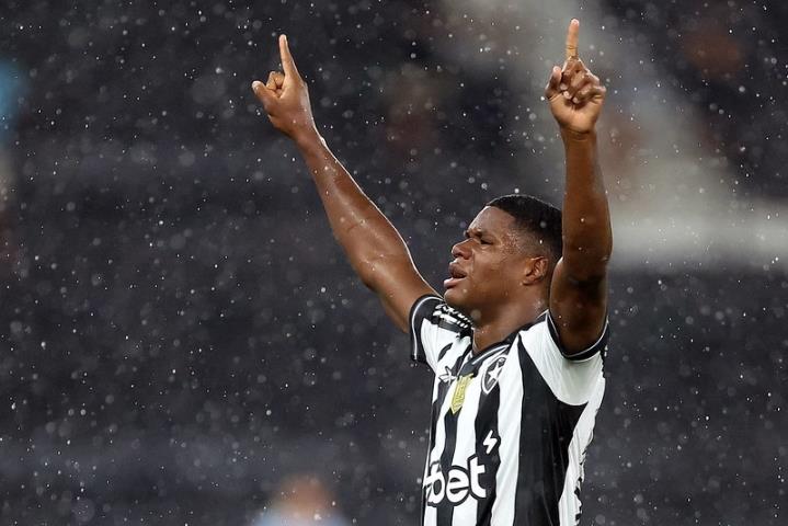 Joia alvinegra brilha e Botafogo vira sobre o Sport