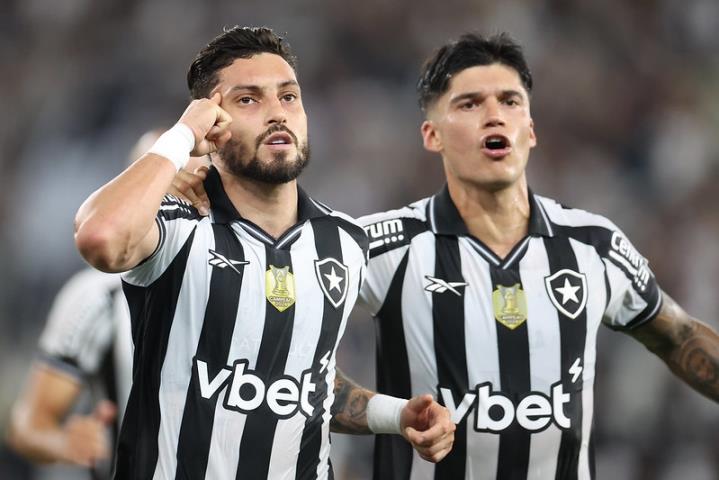 Botafogo domina e vence o clássico