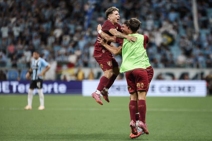 Soteldo brilha, Flu vence e retorna ao G5 do Brasileirão