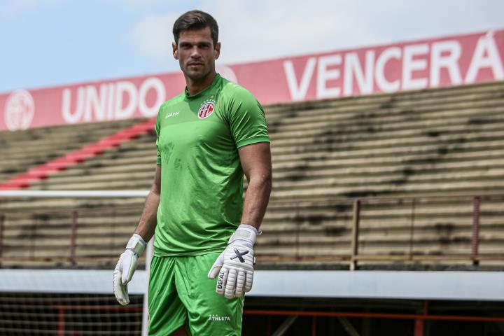 America anuncia goleiro Victor Brasil