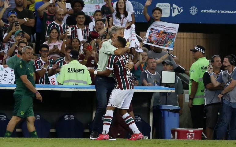 Flu marca no fim e vence a 3ª sob o comando de Renato