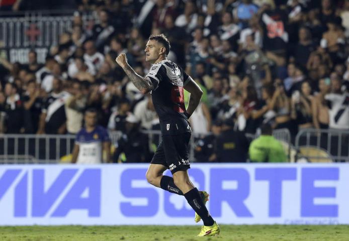 Vegetti marca dois, Vasco derrota o Sport e dorme no G4