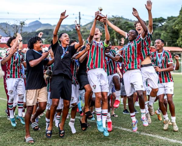 Moleques de Xerém recebem a Taça GB Sub-15