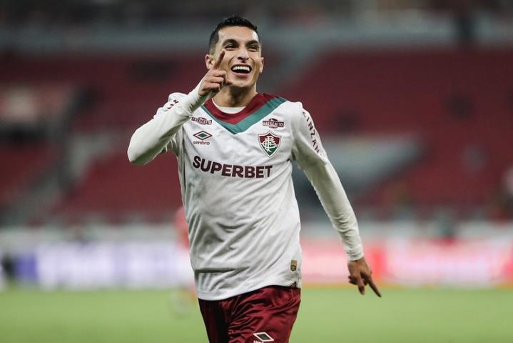 Flu faz 3 pontos no Sul e cola no G4