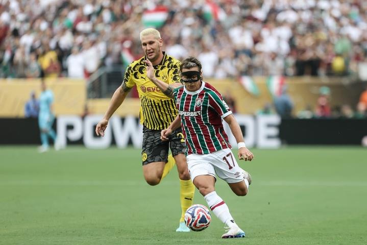 Tricolor domina o Borussia, mas fica no empate