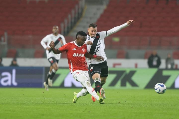 Expulsão polêmica provoca empate do Vasco em Porto Alegre