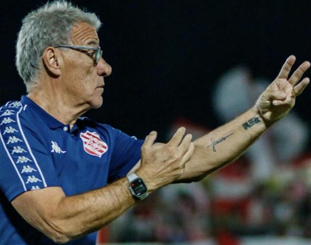 Alfredo pede atenção máxima do Bangu: "Ainda não acabou"