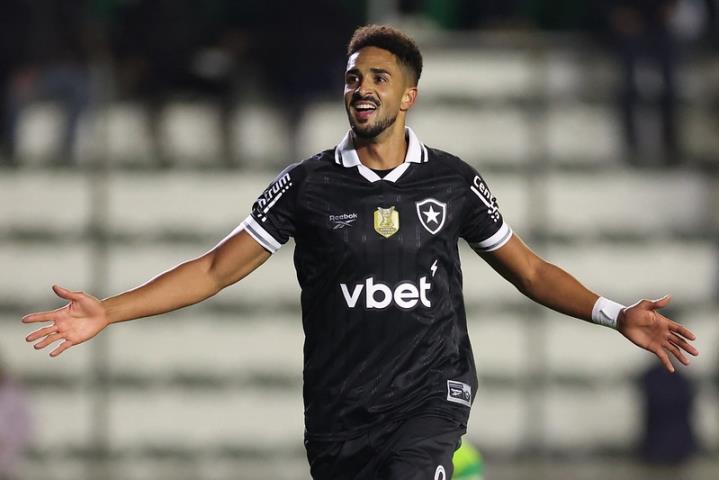 Chris Ramos brilha na estreia em virada alvinegra