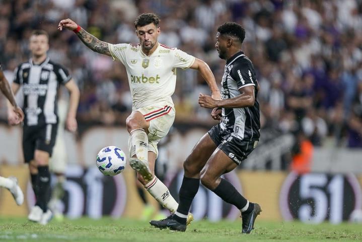 Fla empata e mantém a ponta do Brasileirão