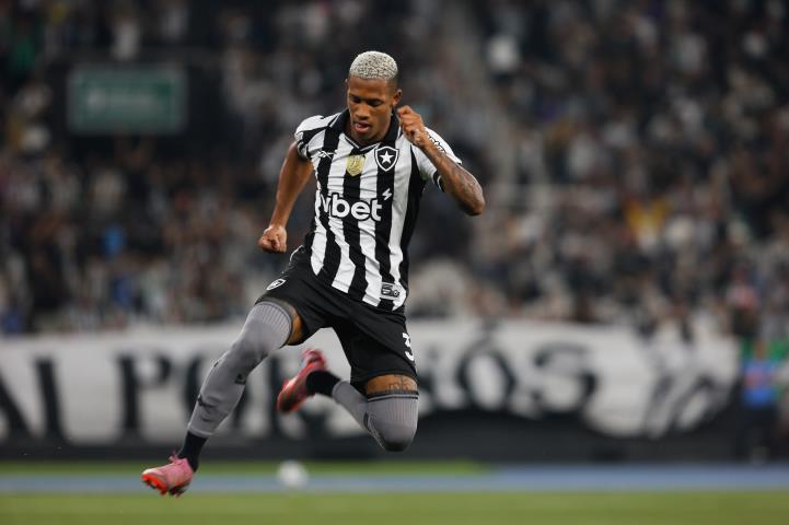 Botafogo goleia o Bragantino-SP no Nilton Santos