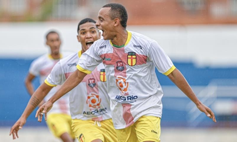 Santa Cruz sai na frente na final da Série C Estadual