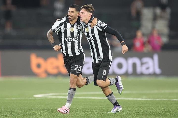 Botafogo dorme no G4 com triunfo sobre o Galo