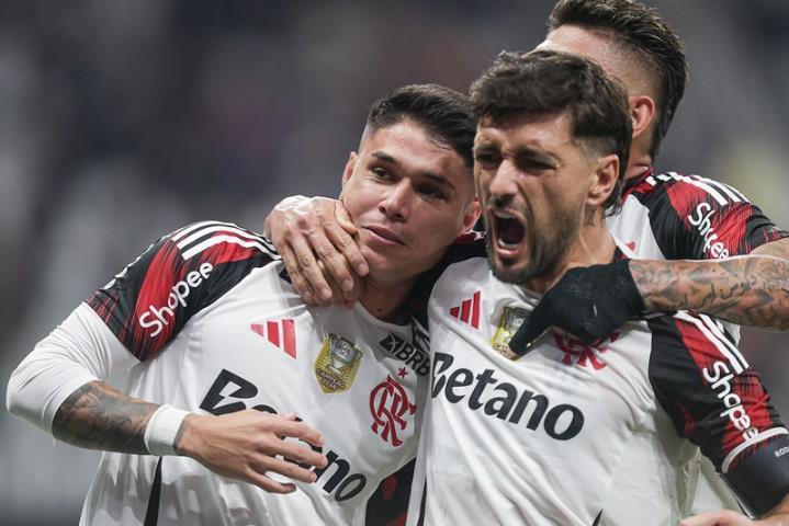 Rubro-Negro vira em Itaquera e dispara na liderança